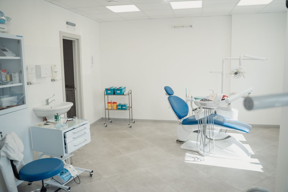 Interior luminoso de una clínica dental con un sillón azul